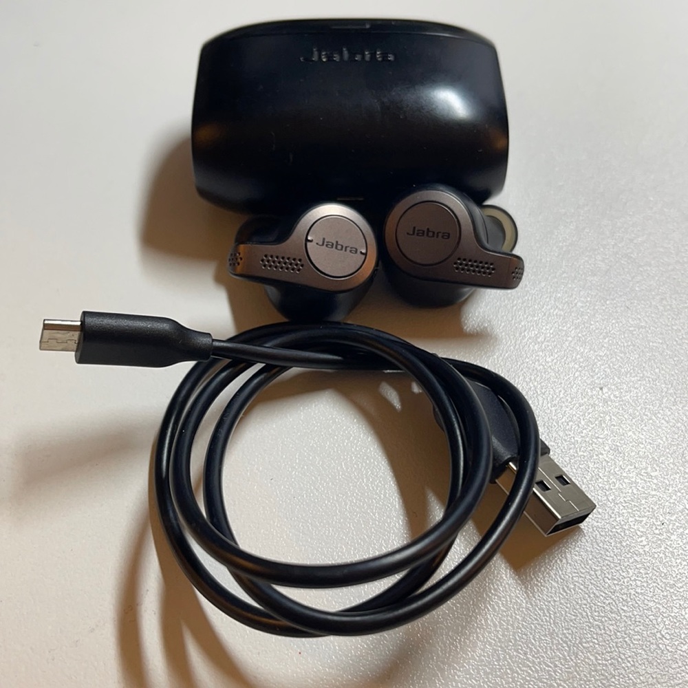 Jabra Elite 65t Earbuds with charging case. Unisex